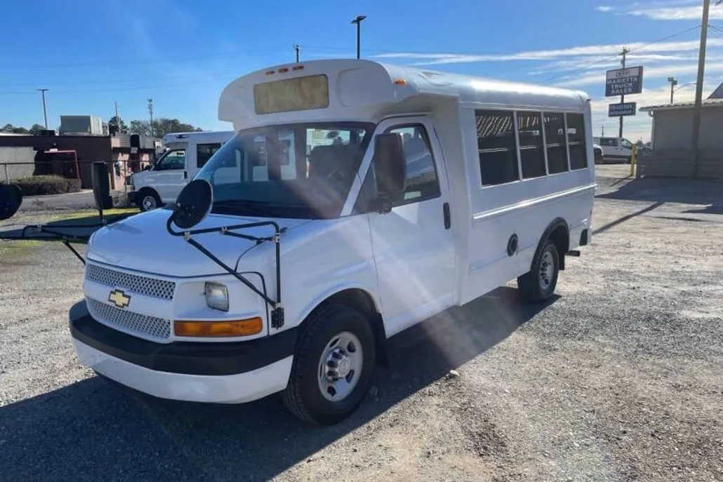 2014 Chevrolet Express 3500 Cutaway photo 1