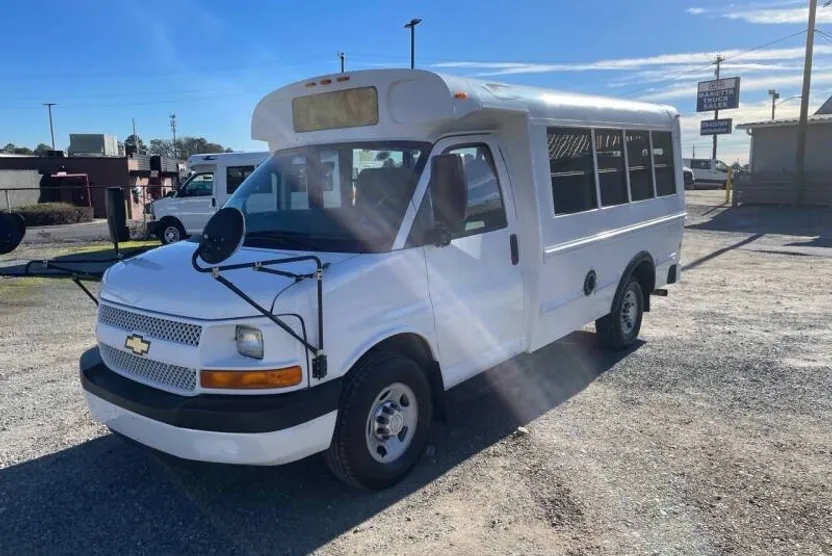 2014 Chevrolet Express 3500 Cutaway photo 1