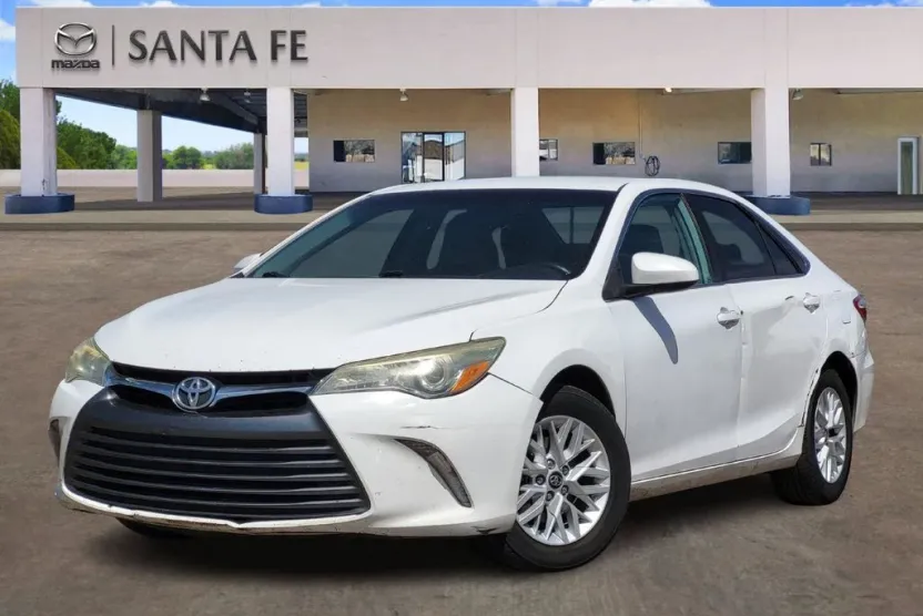 2016 Toyota Camry LE photo 1