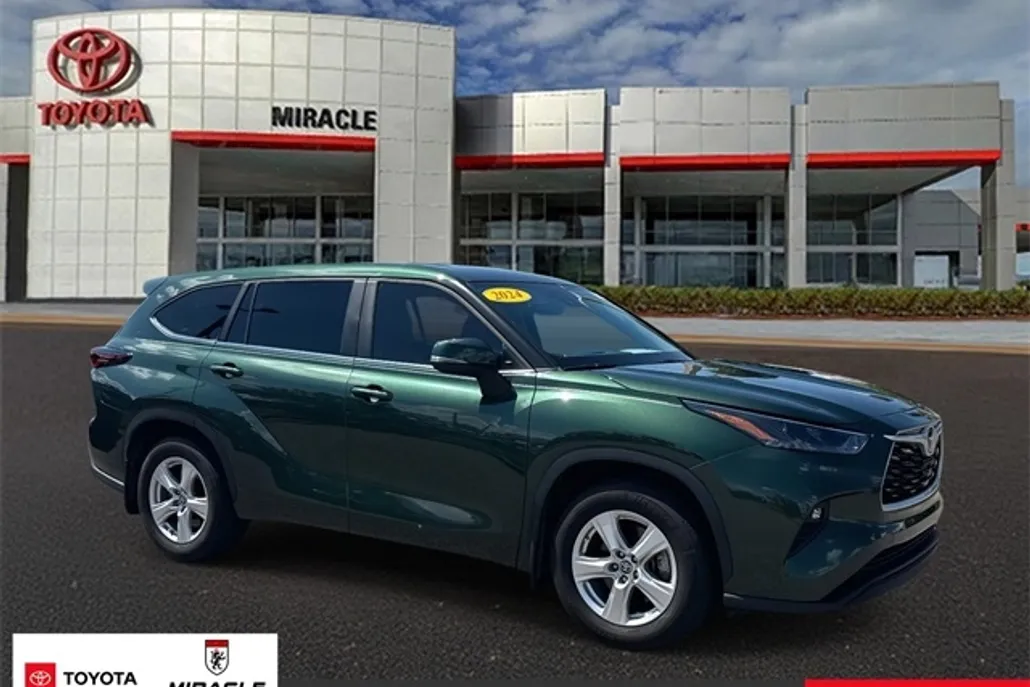 2024 Toyota Highlander LE photo 1