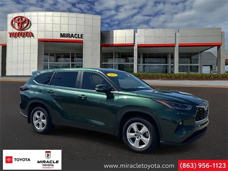 2024 Toyota Highlander LE photo 1