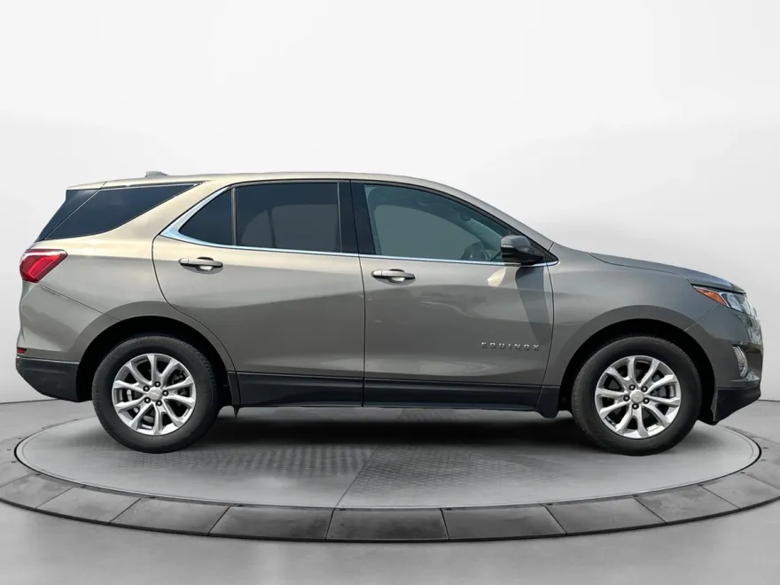 2019 Chevrolet Equinox LT photo 1