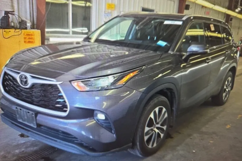 2022 Toyota Highlander XLE photo 1