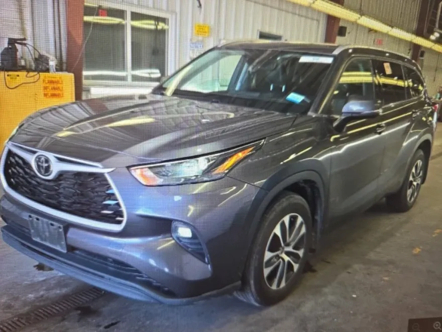 2022 Toyota Highlander XLE photo 1