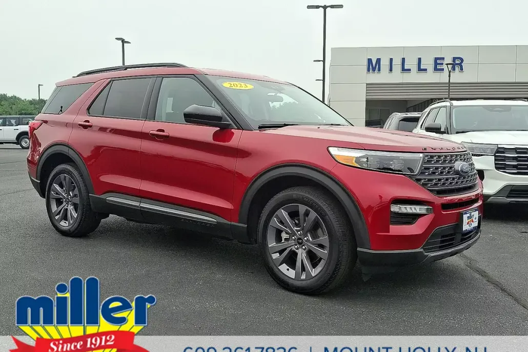 2023 Ford Explorer XLT photo 1