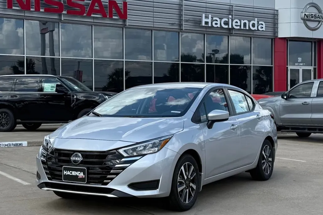 2025 Nissan Versa 1.6 SV photo 1
