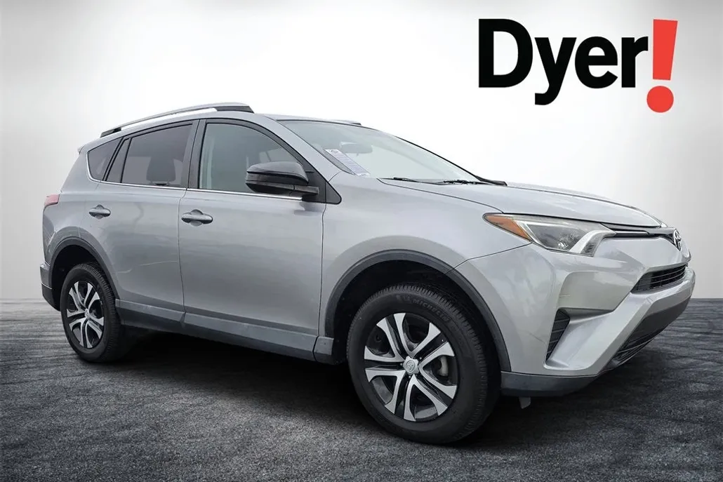 2016 Toyota RAV4 LE photo 1