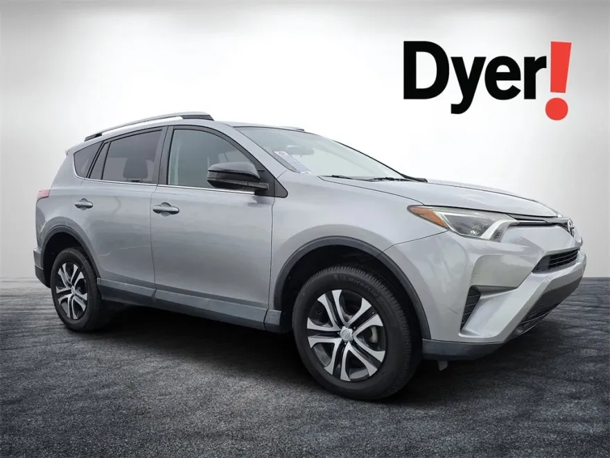 2016 Toyota RAV4 LE photo 1