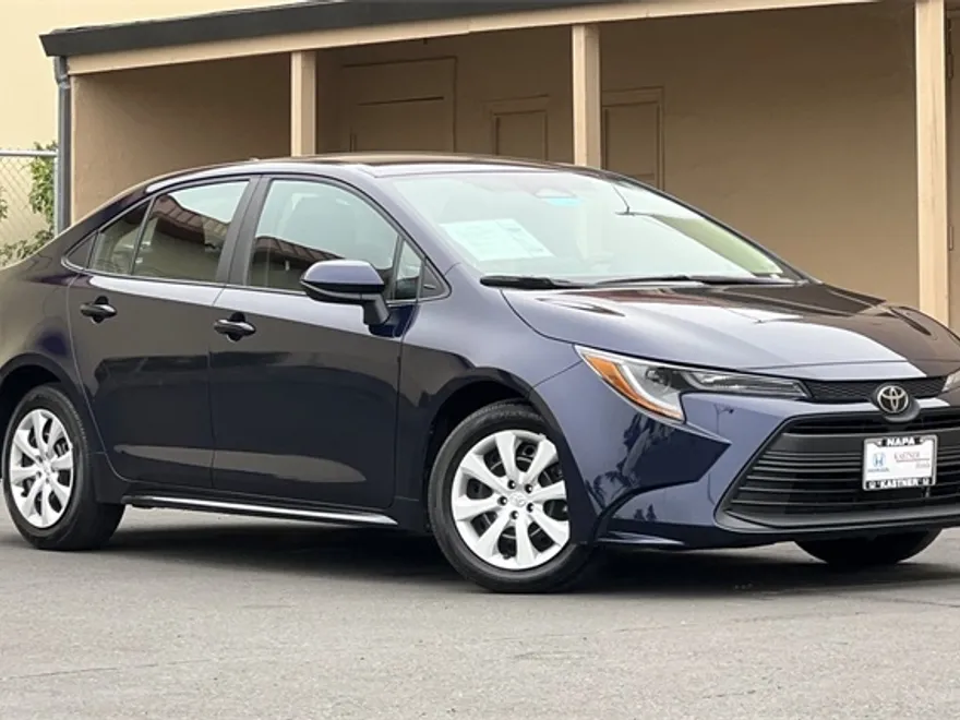 2025 Toyota Corolla LE photo 1