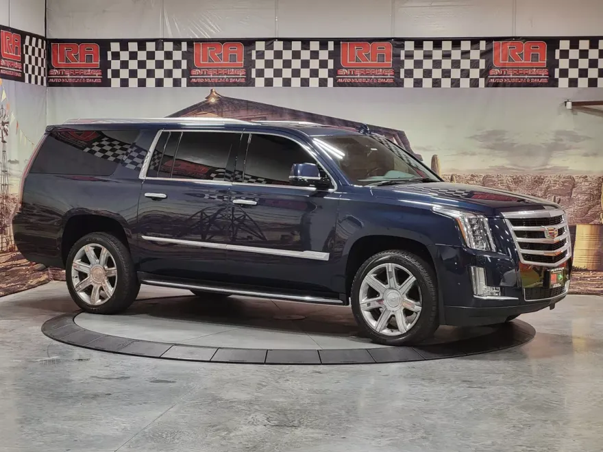 2017 Cadillac Escalade ESV Luxury photo 1
