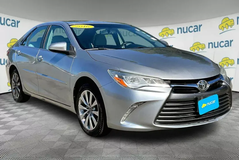 2016 Toyota Camry XLE photo 1