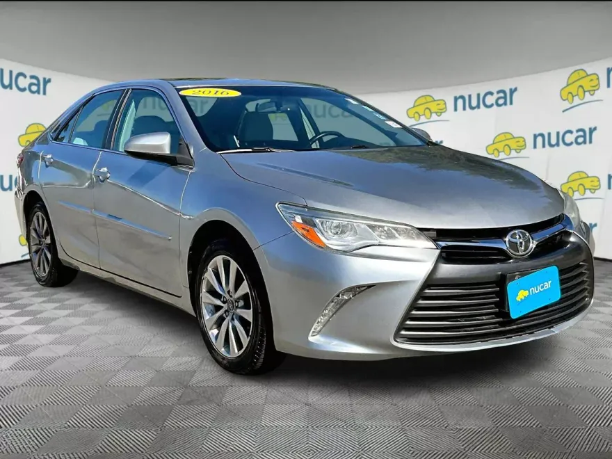 2016 Toyota Camry XLE photo 1