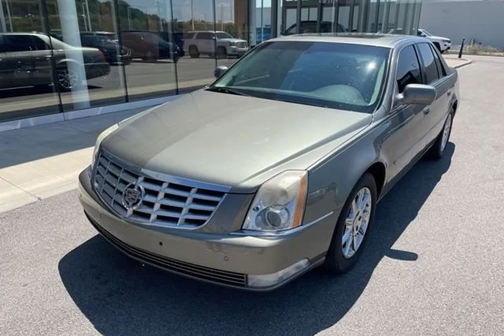2011 Cadillac DTS Luxury photo 1