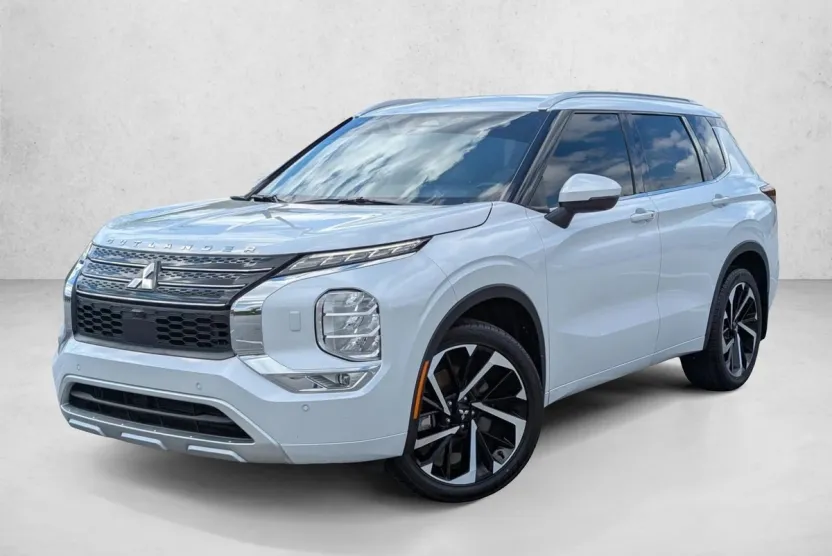 2023 Mitsubishi Outlander SEL photo 1