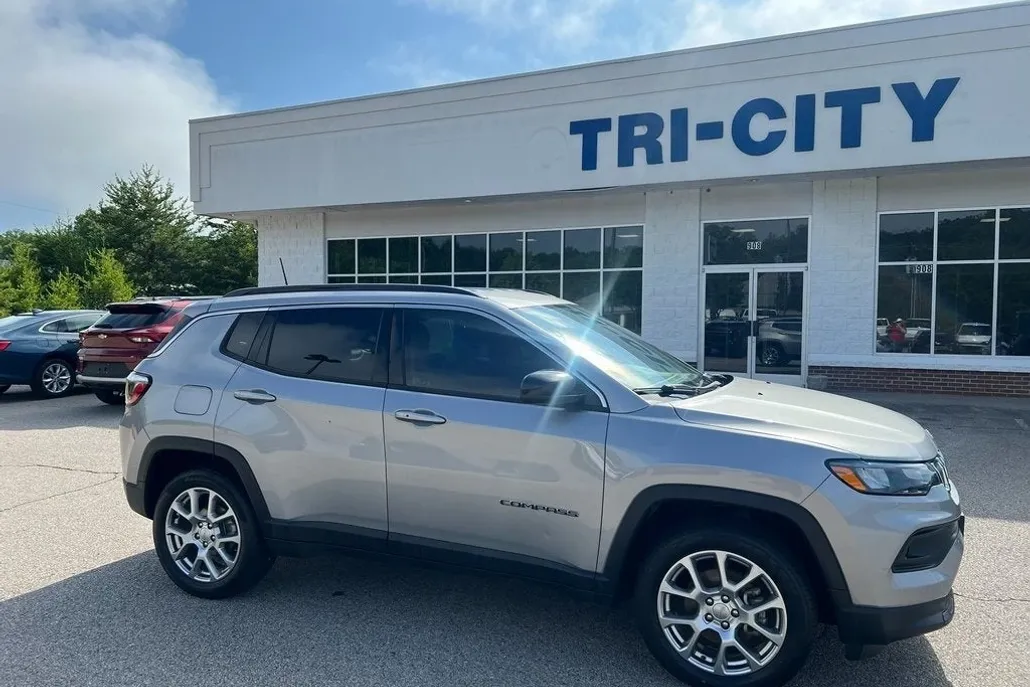 2022 Jeep Compass Latitude Lux photo 1
