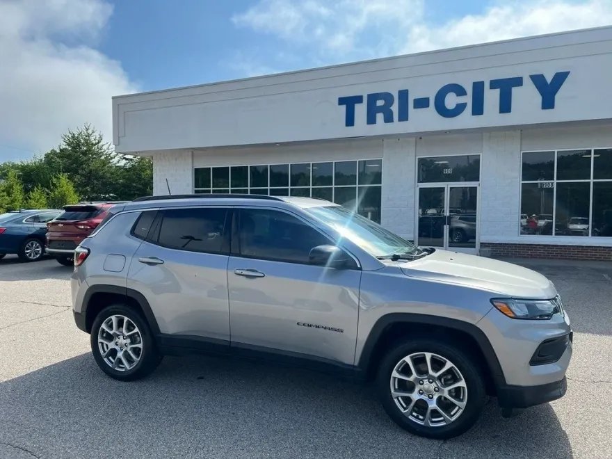 2022 Jeep Compass Latitude Lux photo 1
