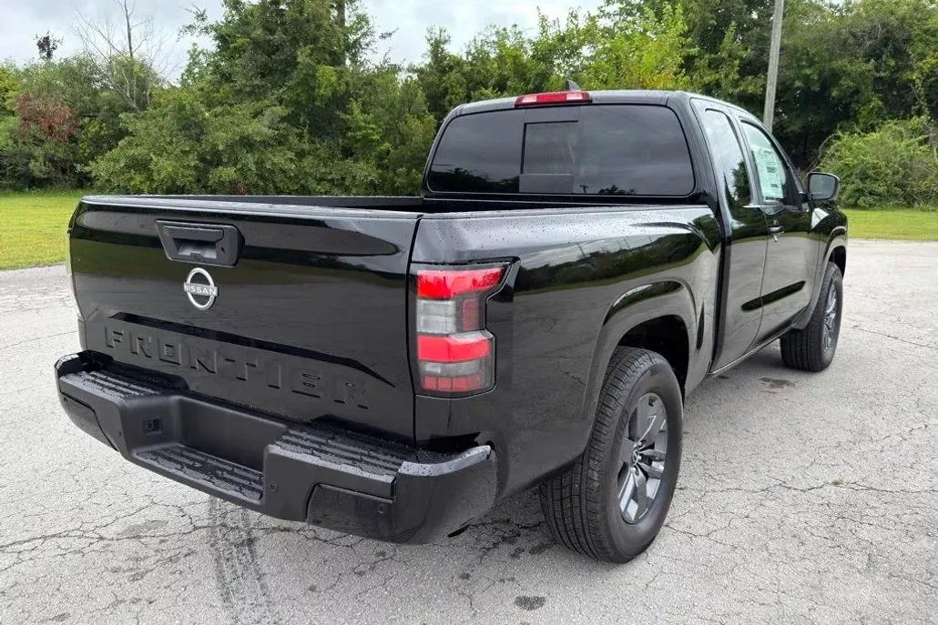 2025 Nissan Frontier SV photo 1