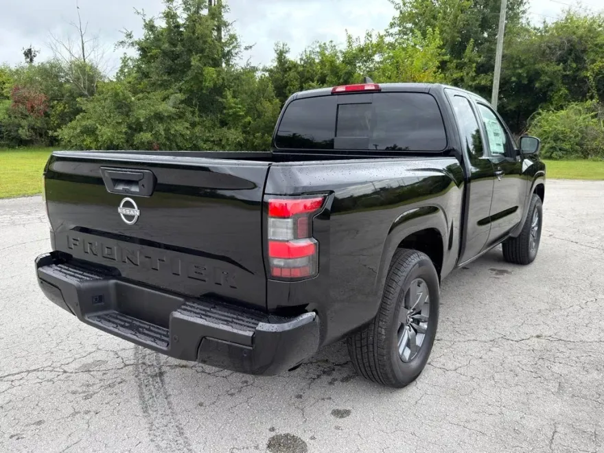 2025 Nissan Frontier SV photo 1