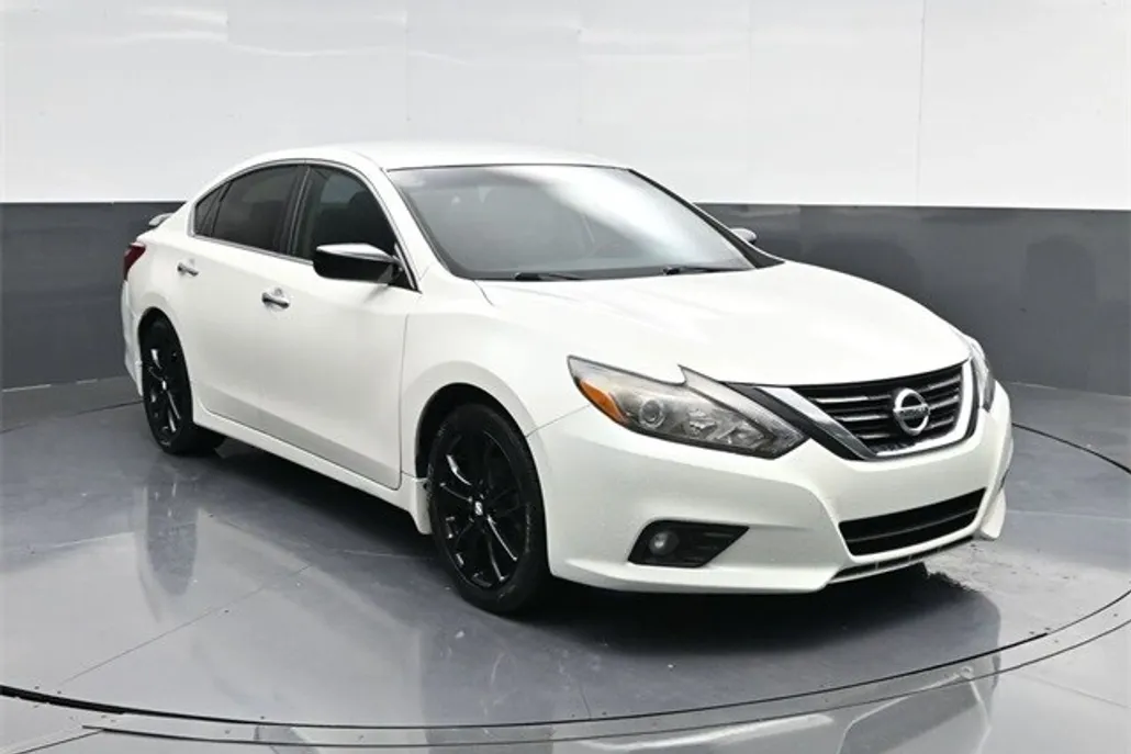 2017 Nissan Altima 2.5 SR photo 1