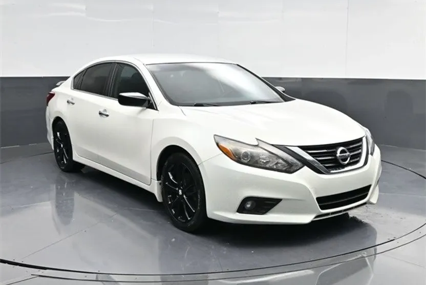 2017 Nissan Altima 2.5 SR photo 1