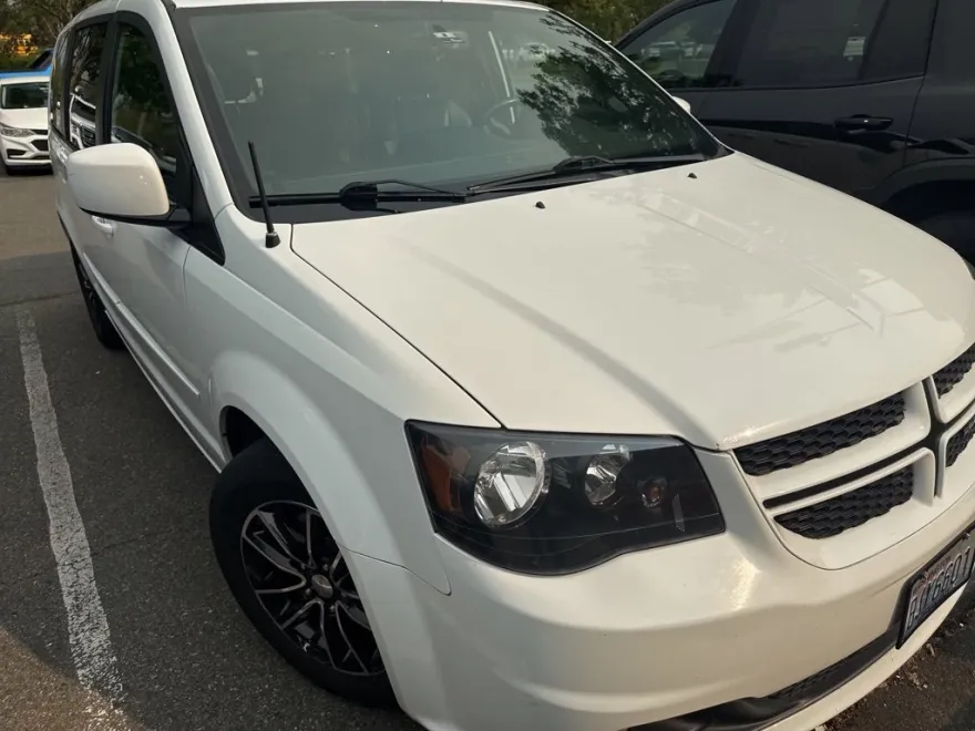 2017 Dodge Grand Caravan GT photo 1
