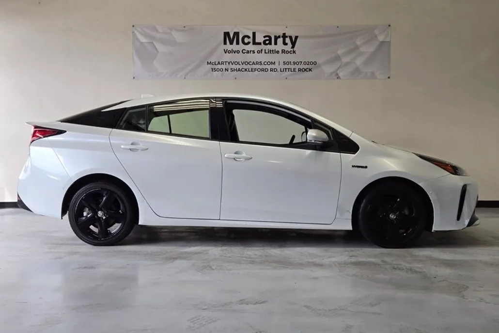 2021 Toyota Prius L Eco photo 1