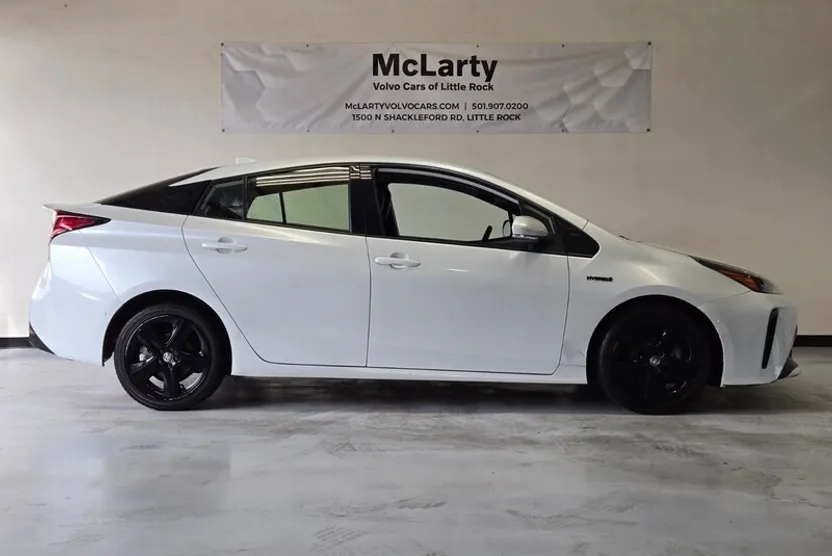 2021 Toyota Prius L Eco photo 1