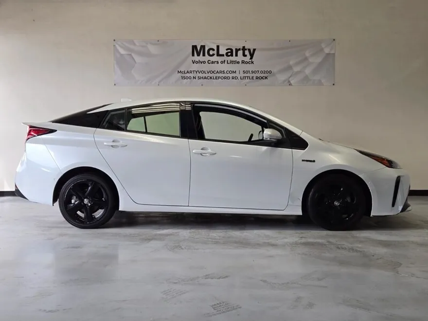 2021 Toyota Prius L Eco photo 1