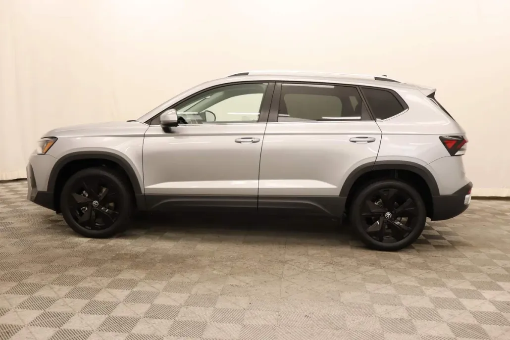 2025 Volkswagen Taos SE photo 1