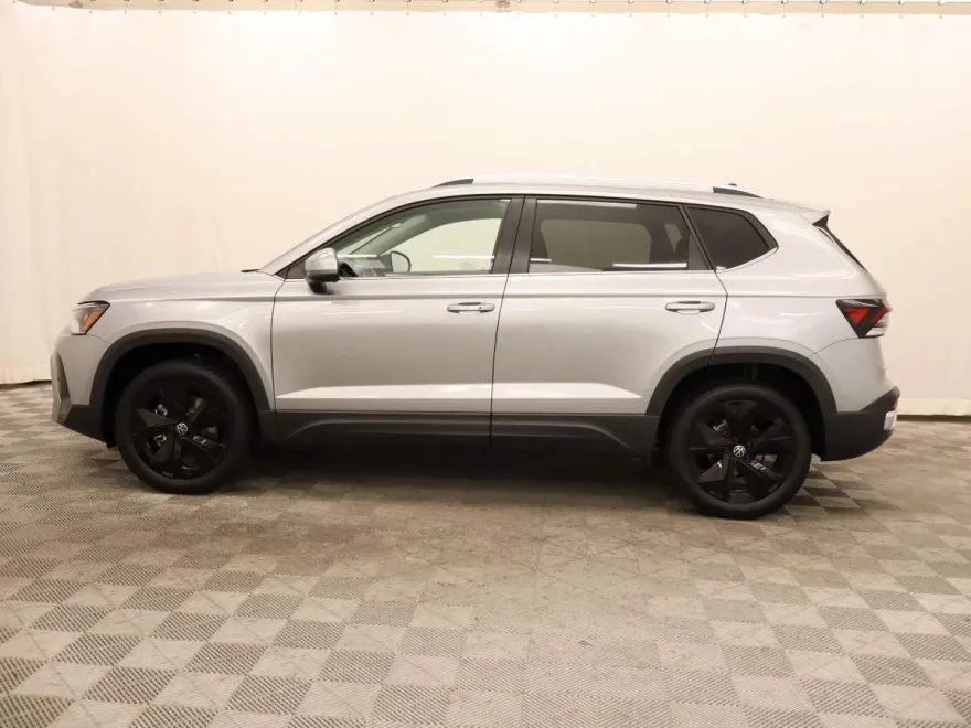2025 Volkswagen Taos SE photo 1