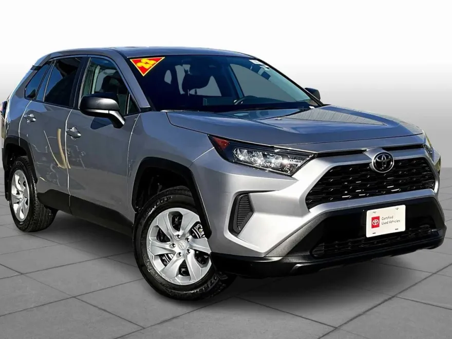 2022 Toyota RAV4 LE photo 1