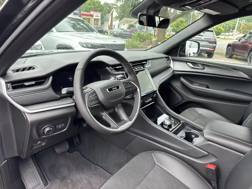 2025 Jeep Grand Cherokee Altitude photo 1
