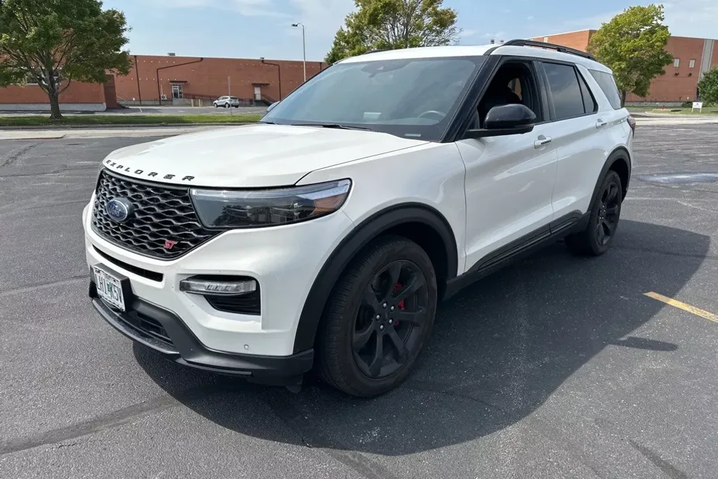 2023 Ford Explorer ST photo 1