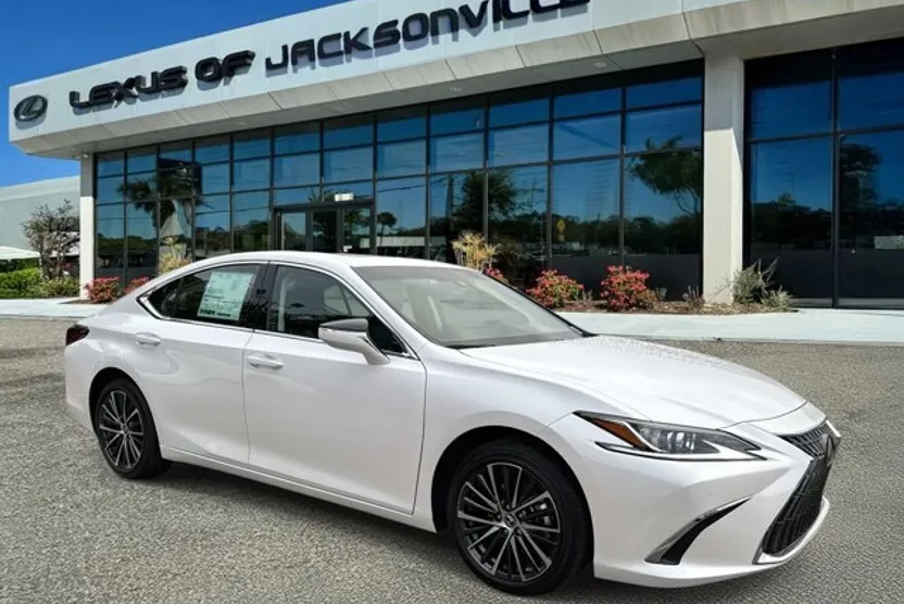 2025 Lexus ES 300h photo 1