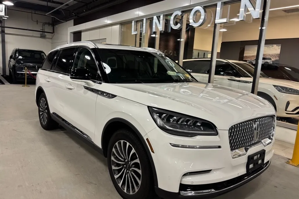 2023 Lincoln Aviator Standard photo 1