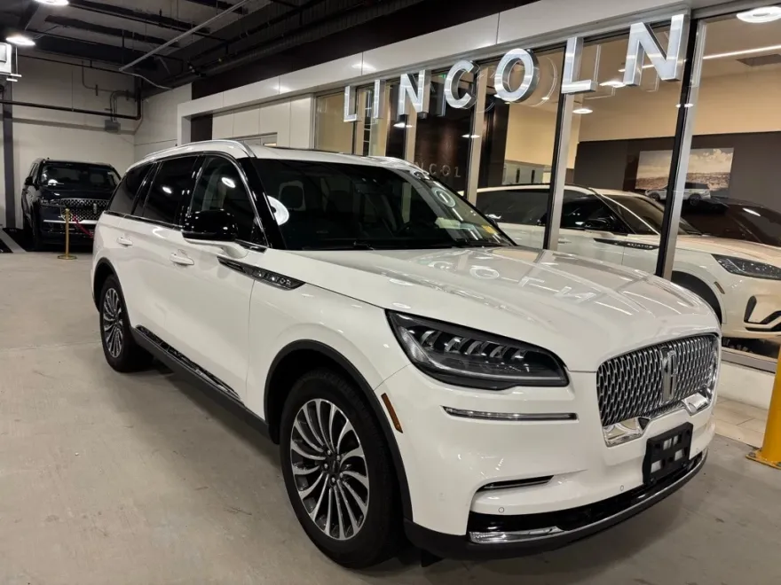 2023 Lincoln Aviator Standard photo 1