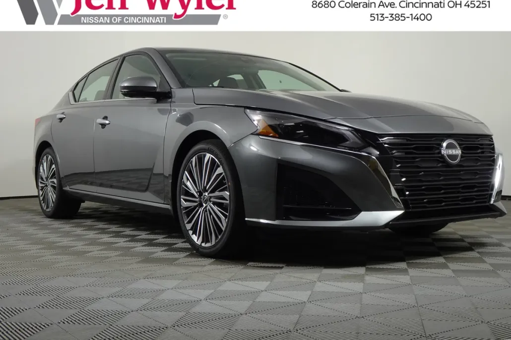 2025 Nissan Altima SL photo 1