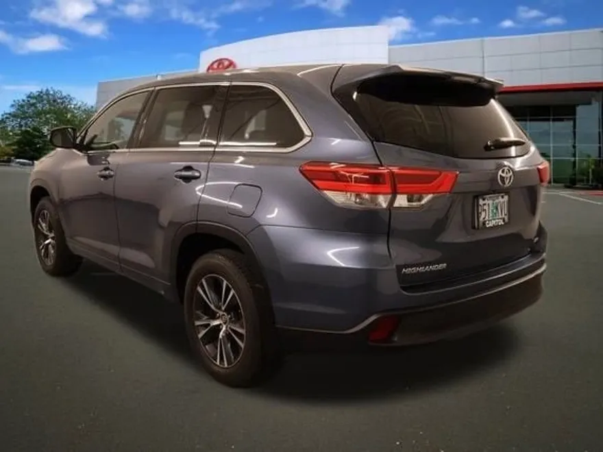 2018 Toyota Highlander LE photo 1