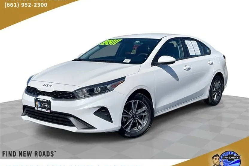 2023 Kia Forte LXS photo 1