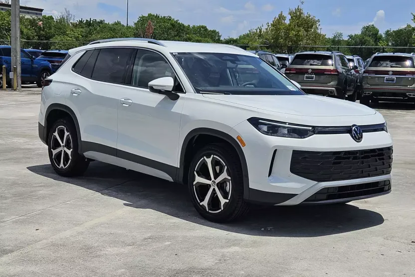 2025 Volkswagen Tiguan SE photo 1