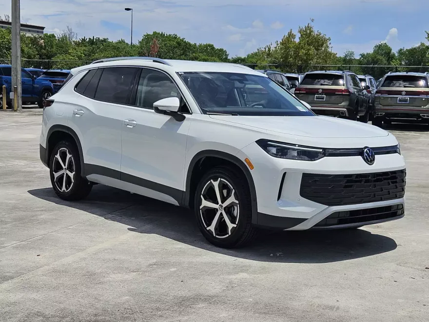 2025 Volkswagen Tiguan SE photo 1