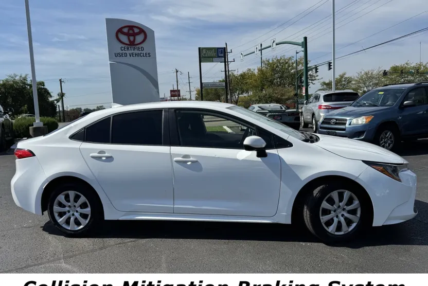 2020 Toyota Corolla LE photo 1