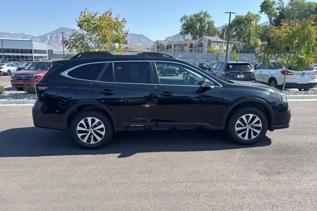 2021 Subaru Outback Premium photo 1