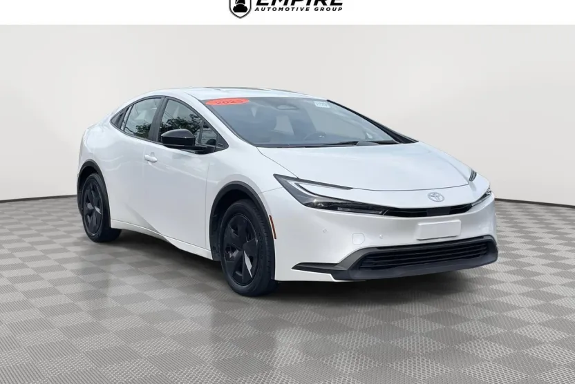 2023 Toyota Prius LE photo 1
