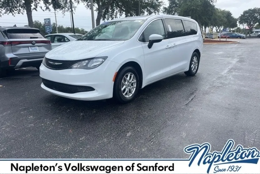 2022 Chrysler Voyager LX photo 1