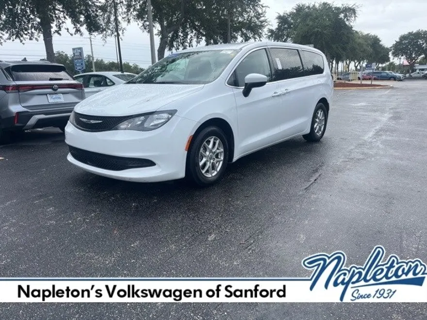 2022 Chrysler Voyager LX photo 1