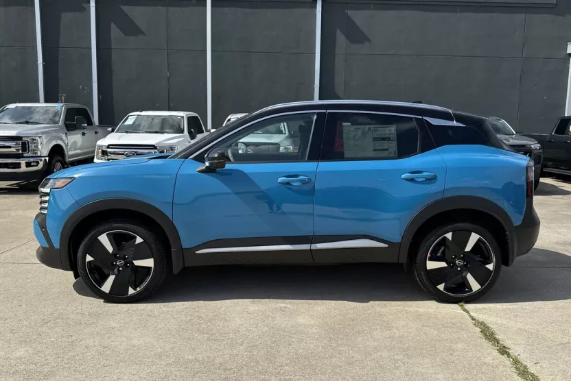 2025 Nissan Kicks SR photo 1