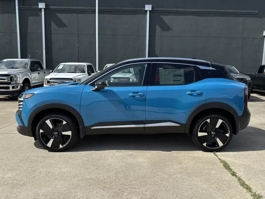 2025 Nissan Kicks SR photo 1