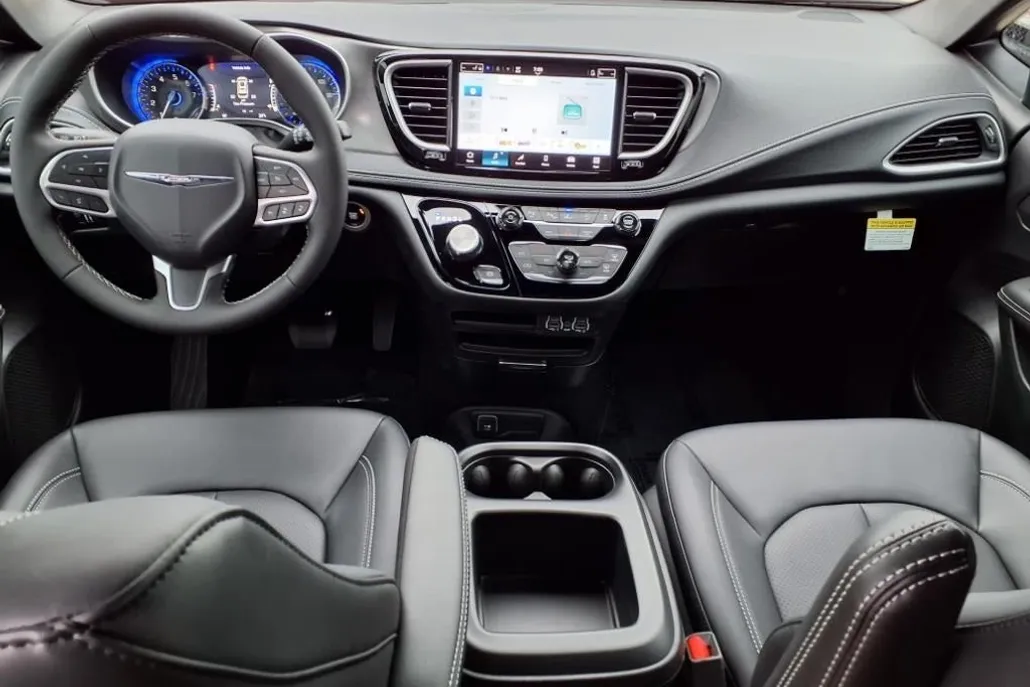 2025 Chrysler Pacifica photo 1