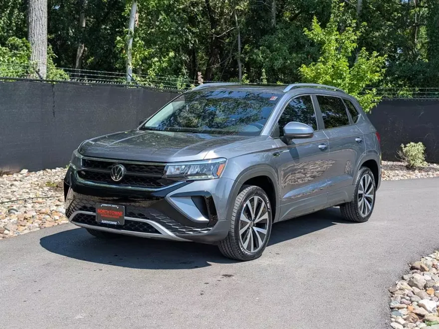 2023 Volkswagen Taos SE photo 1